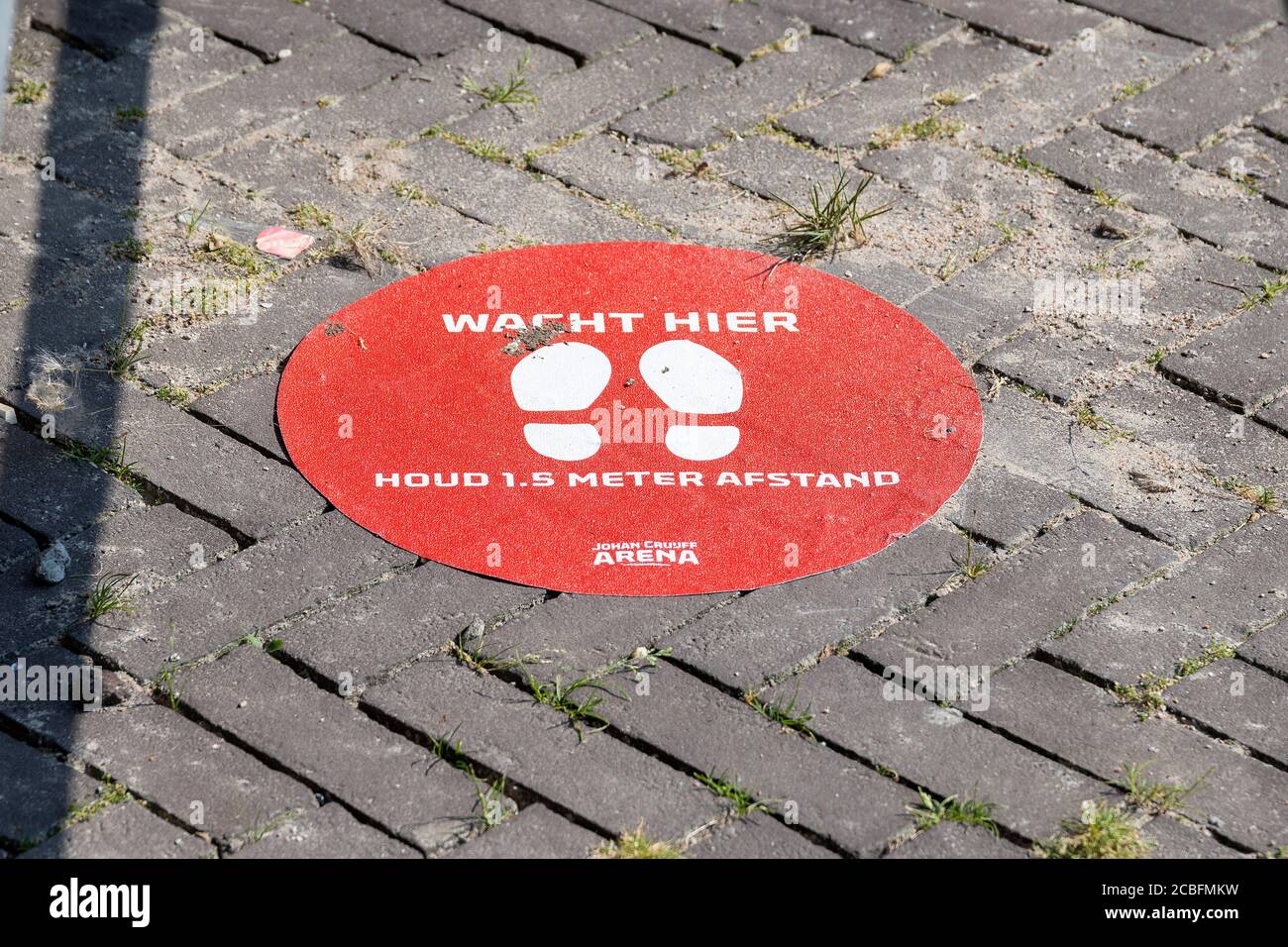 AMSTERDAM , 13-08-2020 , JohanCruyff Arena , Fußball, freundliches Testspiel, Niederländische Eredivisie, Saison 2020-202 Ajax - FC Utrecht , Schilder mit Richtungen zu halten 1.5 Meter auseinander Stockfoto