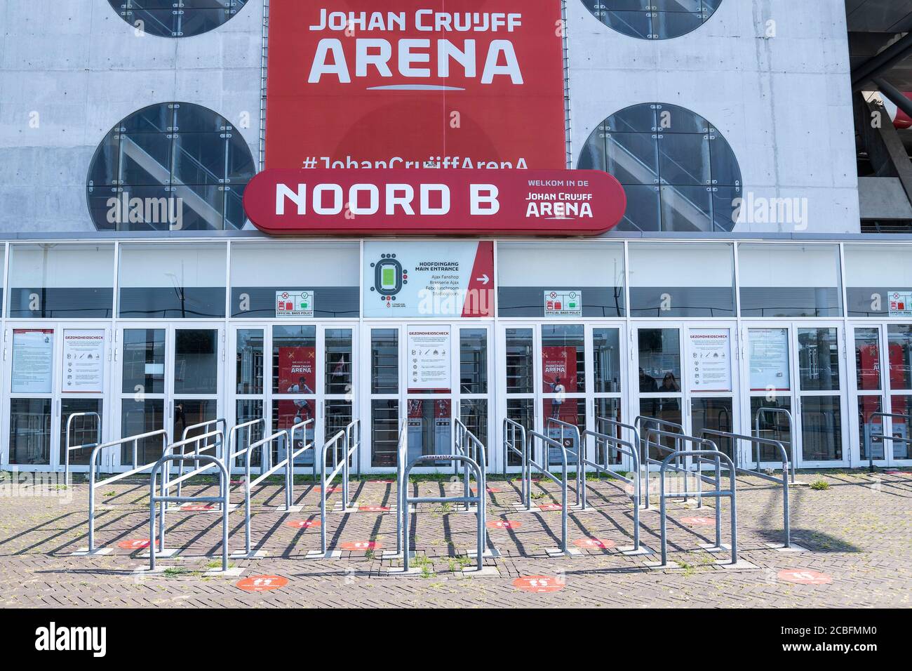AMSTERDAM , 13-08-2020 , JohanCruyff Arena , Fußball, freundliches Testspiel, Niederländische Eredivisie, Saison 2020-202 Ajax - FC Utrecht , Schilder mit Richtungen zu halten 1.5 Meter auseinander Stockfoto