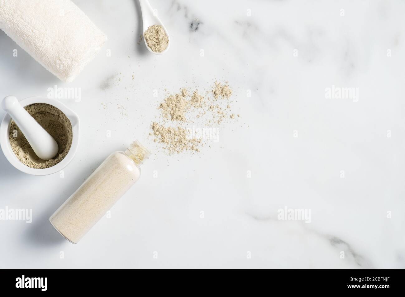Ayurvedische Gesichtspackung/Maske mit gram Mehl/Bean, haldi Ubtan in Schale, Handtuch, Gesichtspeeling-Pulver auf Marmortisch gelegt. Naturkosmetik. Stockfoto