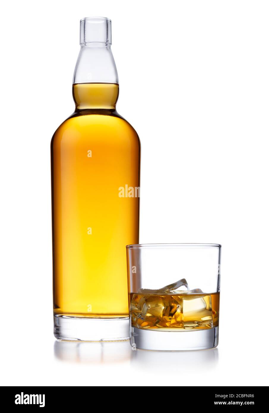 Eine große Flasche goldenen Whiskys, ohne Etikett oder Branding, und ein klassisches Glas Whisky und Eis, isoliert auf Weiß mit einer leichten Reflexion Stockfoto
