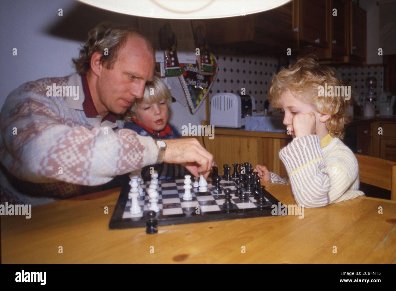 Dieter HOENESS, Deutschland, Fußballspieler, FC Bayern München, privat mit seinen Söhnen Sebastian (mitte) und Benjamin, spielt ein Schachspiel, weltweite Nutzung Stockfoto