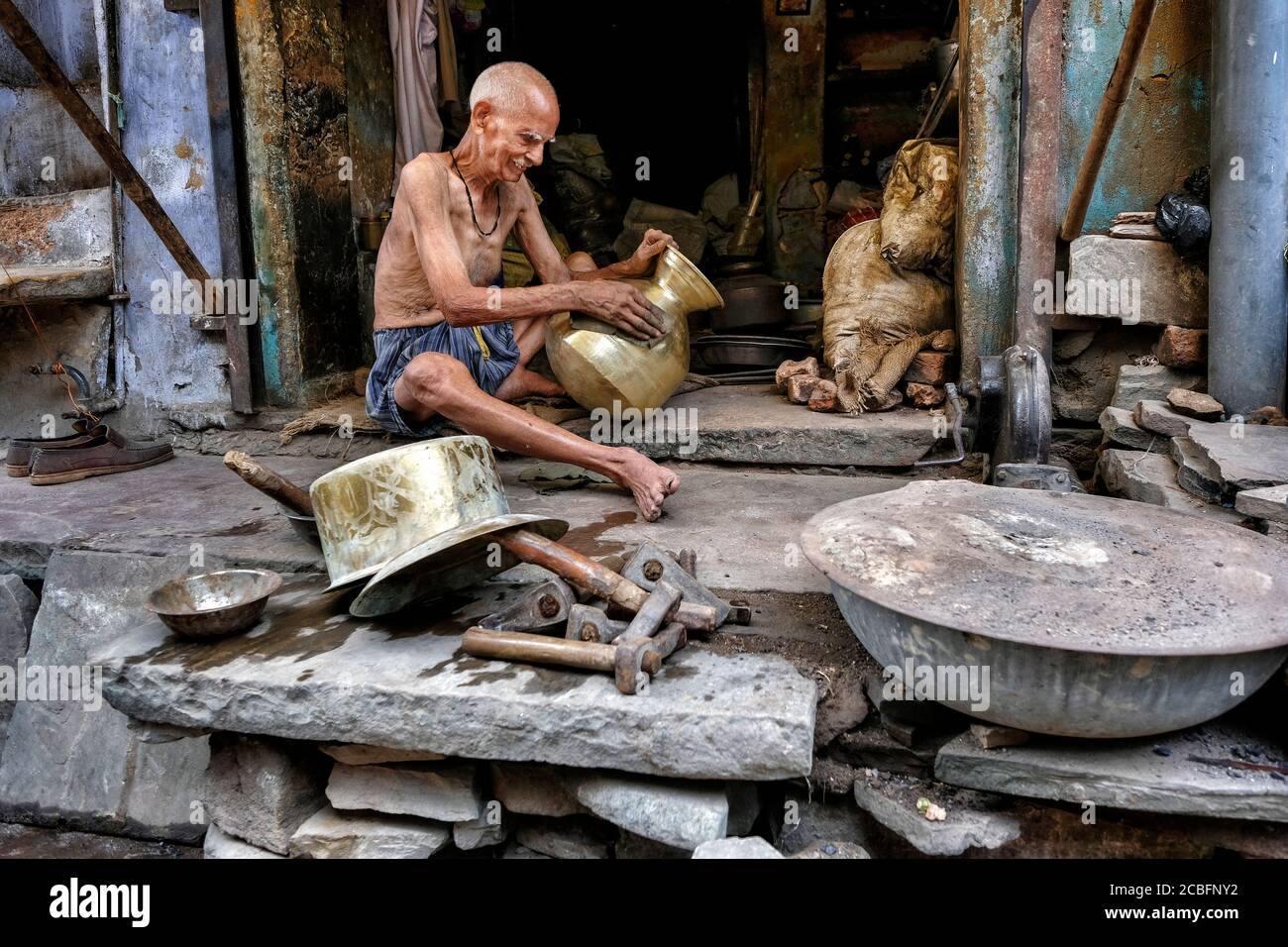 Bundi, Indien - August 2020: Ein Handwerker arbeitet an der Tür seiner Werkstatt in der Altstadt von Bundi am 10. August 2020 in Bundi, Rajasthan. Indien Stockfoto
