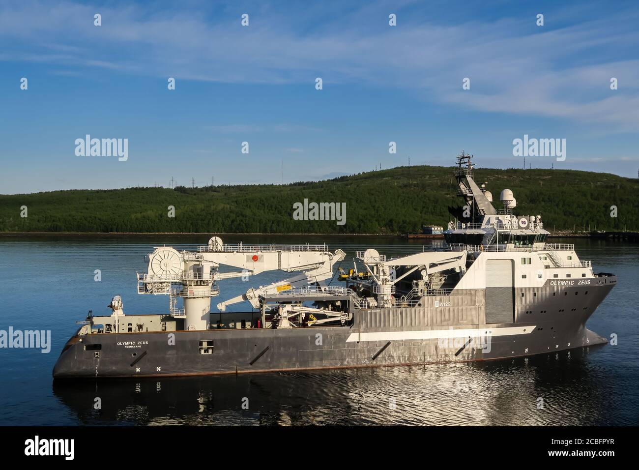 MURMANSK, RUSSLAND - 2017. JULI 01. Offshore AHTS Ankerplatz- und Bauschiff Olympic Zeus im Fjord in Murmansk Stockfoto