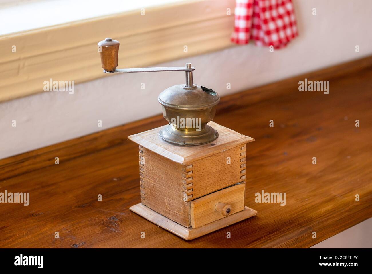 Vintage Kaffeemühle - alte hölzerne manuelle Kaffeemühle in Die Küche Stockfoto