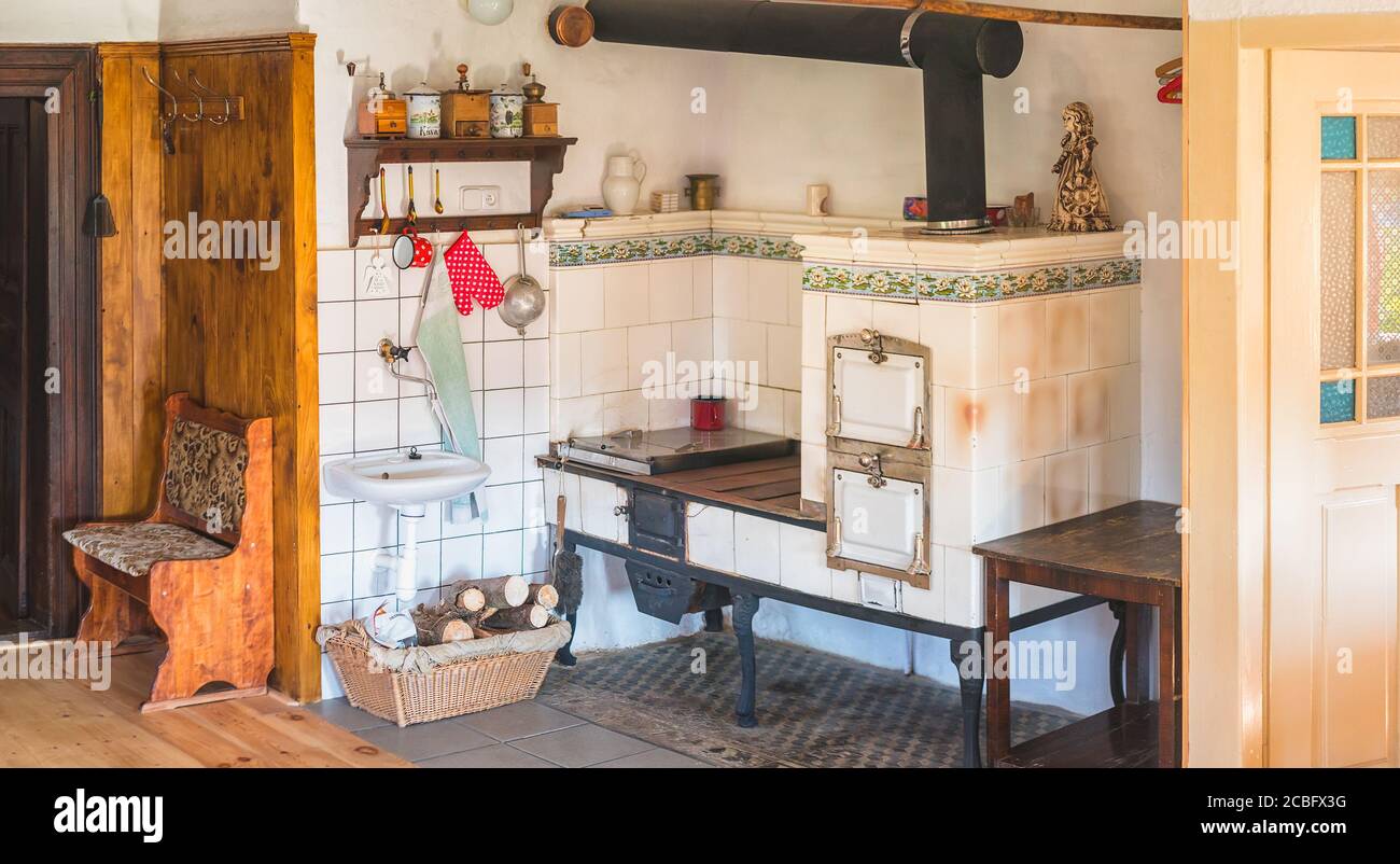 Traditionelle alte Küche in einem Fachwerkhaus mit einem gefliesten Herd Stockfoto