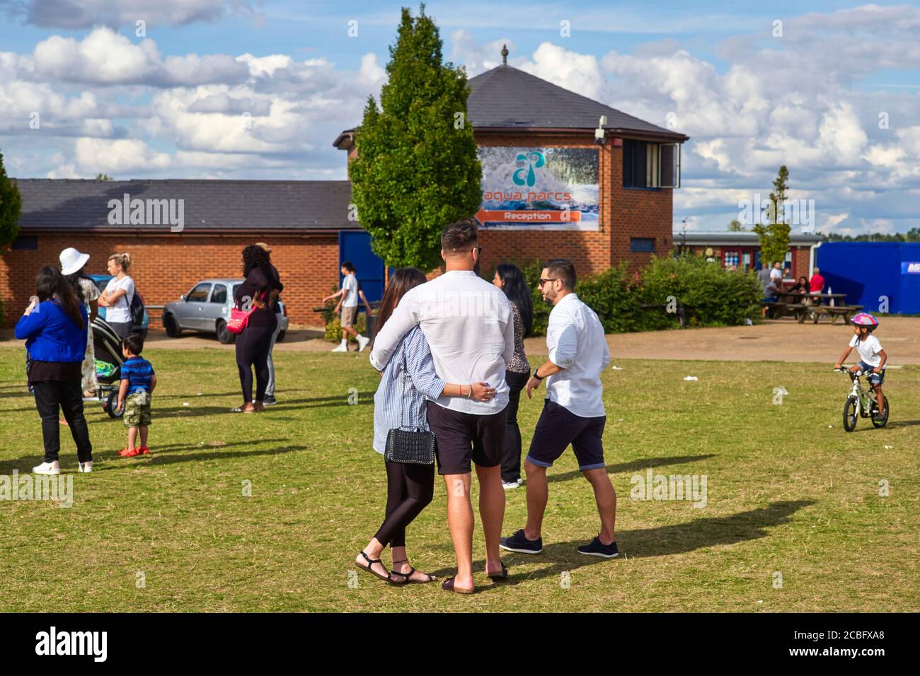 Ein britischer Tag im Sommer während der Zeit der Covid-Vorschriften am Willen Lake, Milton Keynes Stockfoto