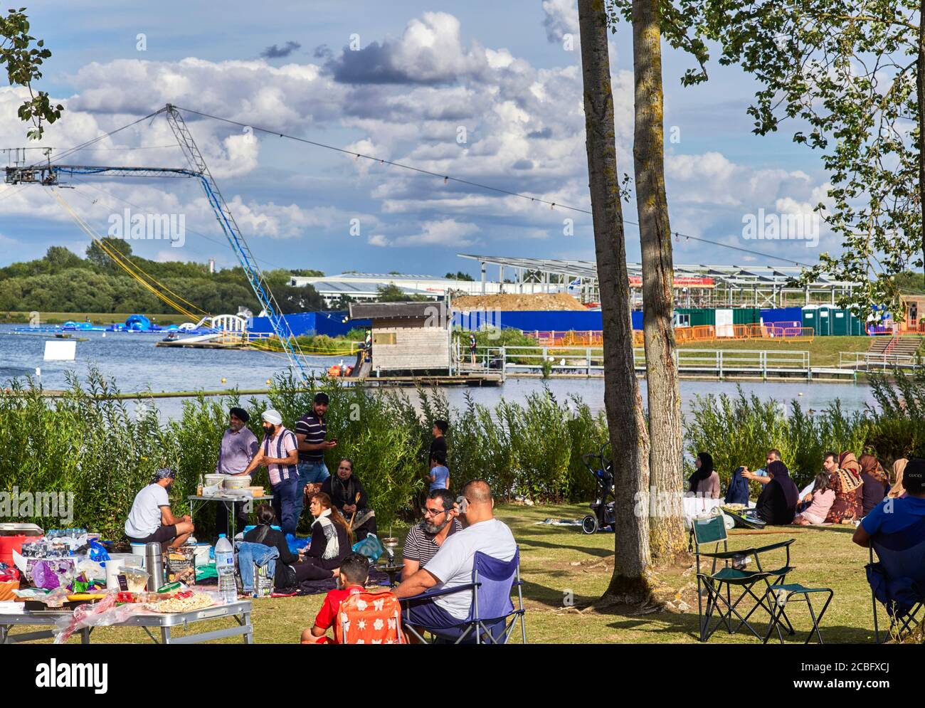 Willen Park, Milton Keynes zu einer Familie Gruppen feiern Eid am See Stockfoto