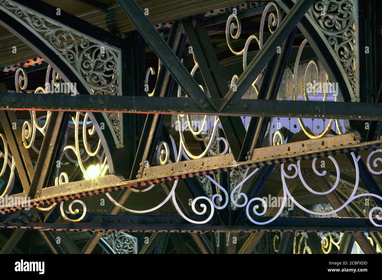 Nahaufnahme des extravaganten Eisenwerks im Baldachin über dem Eingang zum Bahnhof Brighton. (Bei Nacht mit Stationsbeleuchtung fotografiert.) Stockfoto