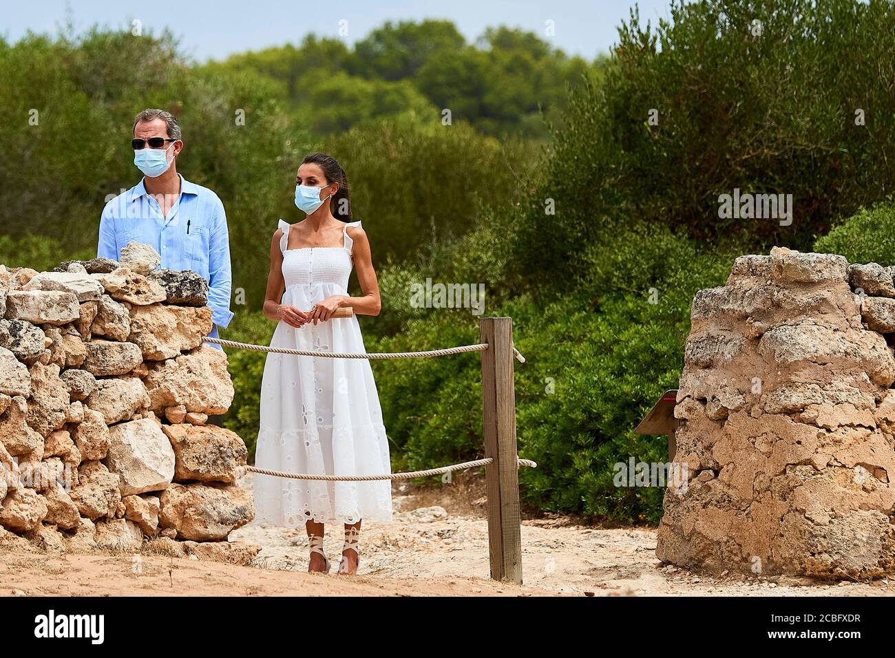 Ciudatella, Menorca, Balearen, Spanien. August 2020. König Felipe VI. Von Spanien, Königin Letizia von Spanien besuchen die Naveta des Tudons, ältestes Gebäude in Europa, ein Kulturgut und ein Beispiel der talayotischen Kultur von Menorca, Kandidat für die UNESCO-Welterbestätte am 13. August 2020 in Ciudatella, Spanien Quelle: Jack Abuin/ZUMA Wire/Alamy Live News Stockfoto