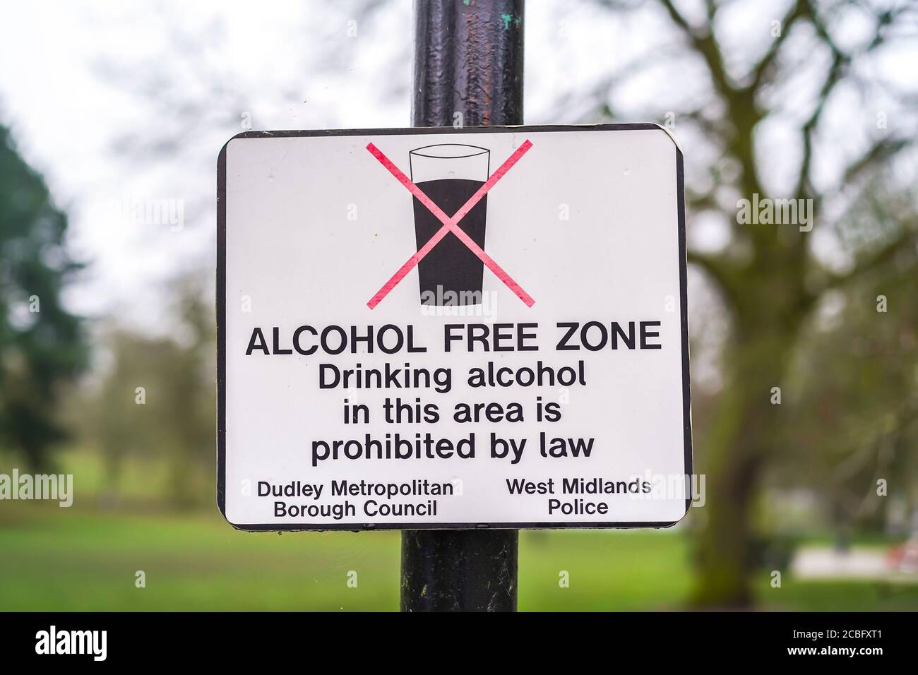 Alkoholfreie Zone Zeichen isoliert im Freien auf Lampenpfosten in UK Park. Öffentliche Bekanntmachung: Kein Alkohol trinken, verboten. Stockfoto