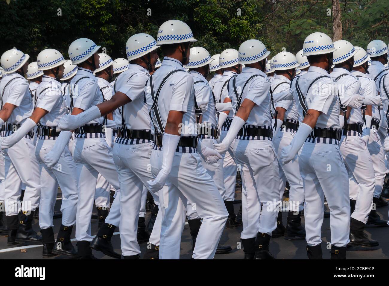 Kolkata, Westbengalen, Indien - 26. Januar 2020 : Morgens am Tag der indischen republik, vorbei an weiß gekleideten Polizeibeamten von Kolkata in weißem Kleid. Stockfoto