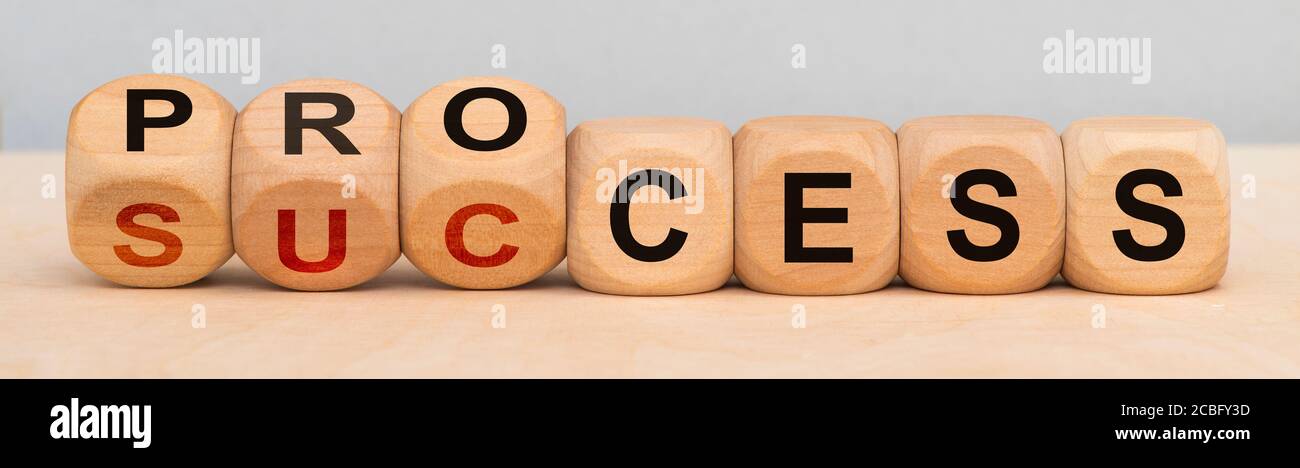 Prozess und Erfolg auf Holzwürfel gedruckt Stockfoto