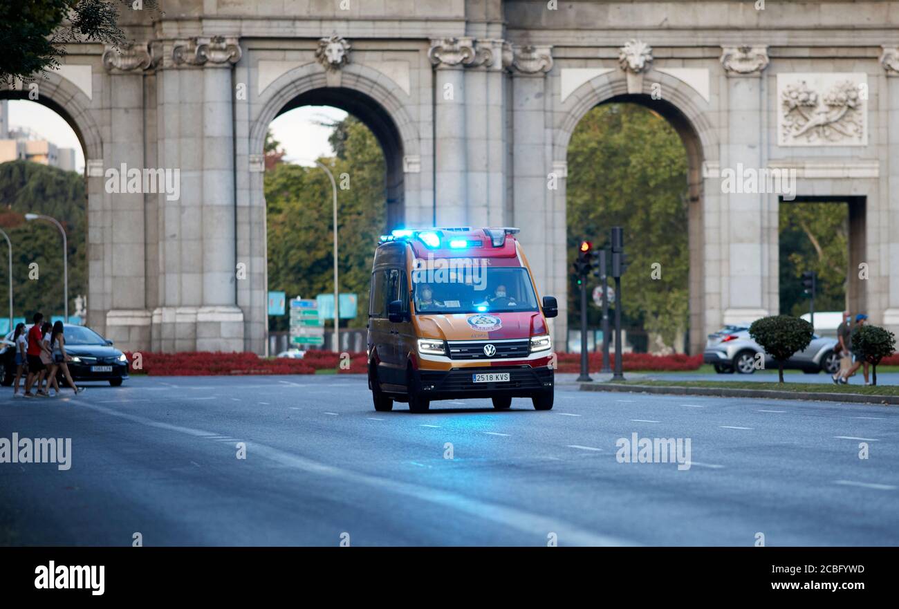 Madrid Spanien. 8. August 2020: SAMUR Ambulanz im Rettungsdienst in der Innenstadt. Stockfoto