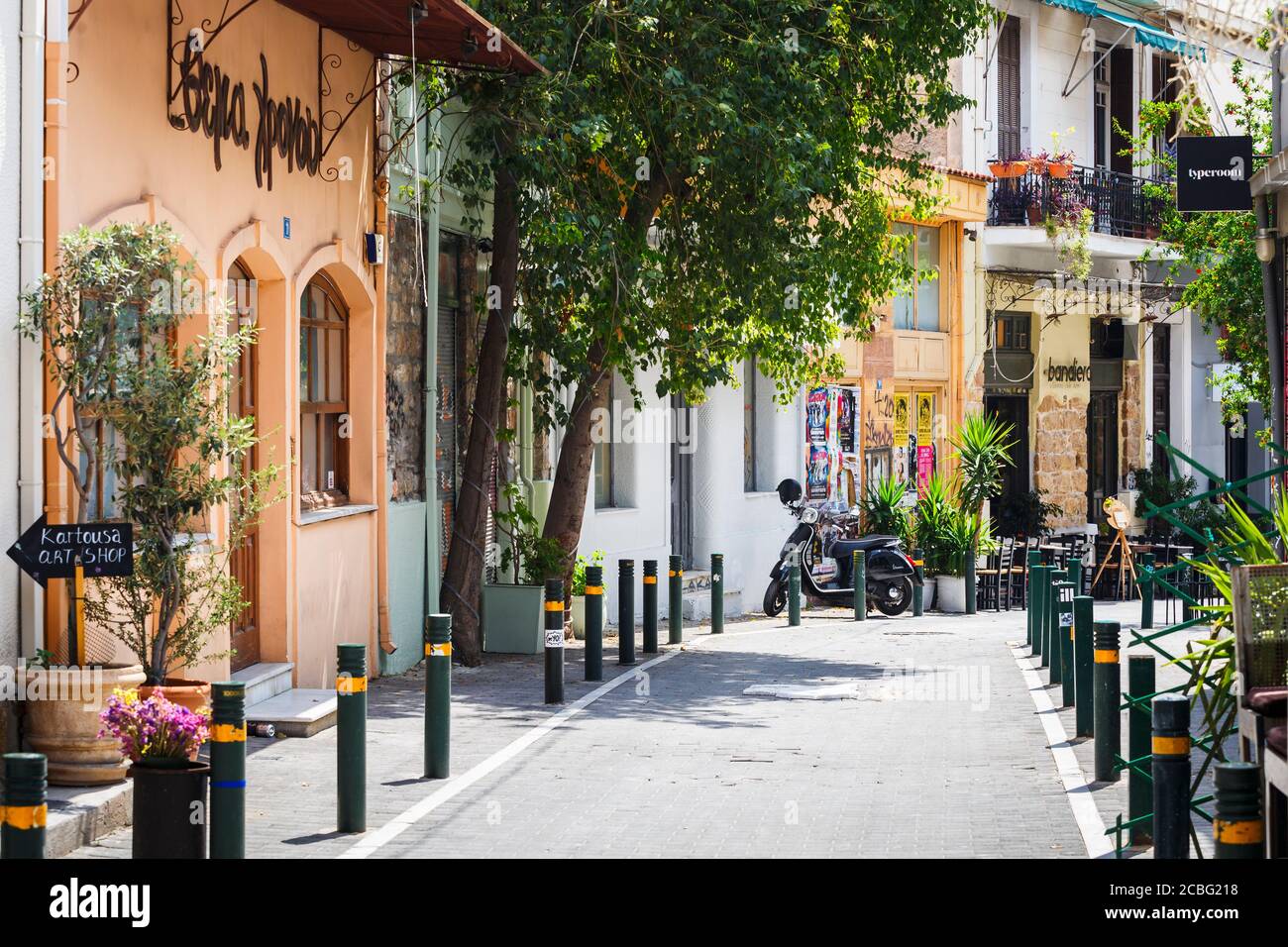 Athen, Griechenland - 25. Mai 2018: Geschäfte in einer Straße in der Nähe der Psyri Nachbarschaft Heldenplatz, Athen. Stockfoto