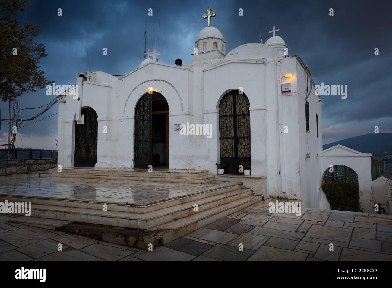 Athen, Griechenland - 16. Februar 2019: Kapelle St. Georg auf dem Gipfel des Lycabettus Hügel in Athen, Griechenland. Stockfoto