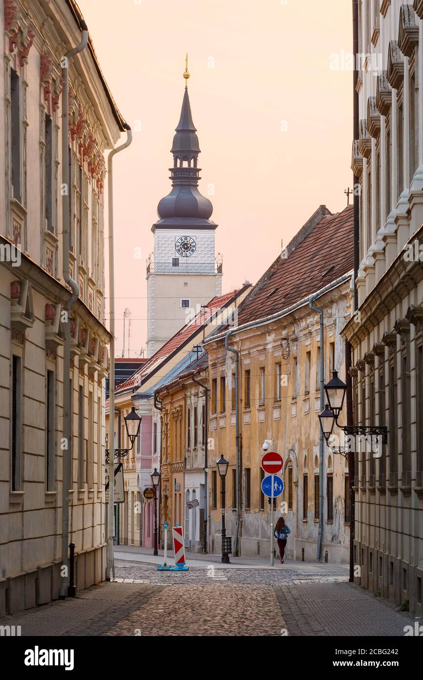 Trnava, Slowakei - 9. April 2019: City Tower in der Altstadt von Trnava, Slowakei. Stockfoto