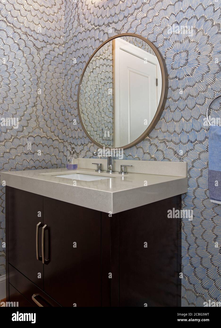 Puderzimmer mit dunklem Eitelkeit, runder Spiegel Stockfoto