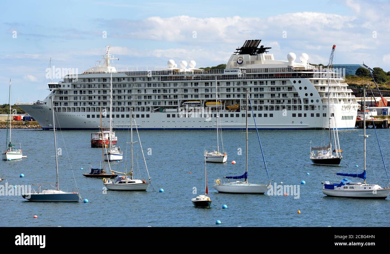 Luxus-Kreuzfahrtschiff The World vor dem Hafen von Falmouth. Die Welt wurde während der Pandemie von Covid-19 vorübergehend in Falmouth, Cornwall, Großbritannien, vertäut. Stockfoto