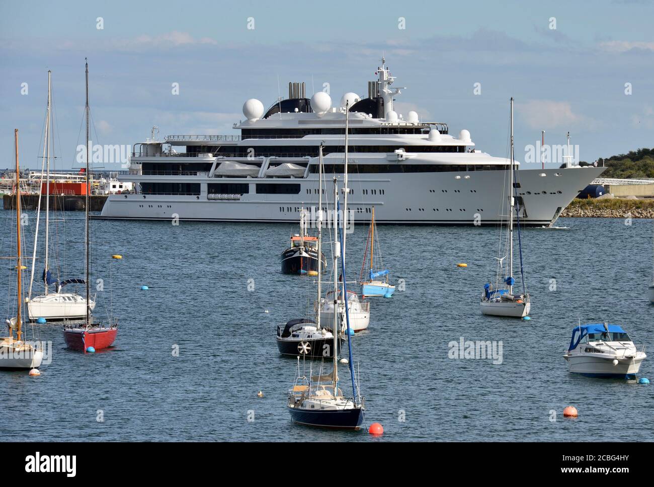 Die Luxus-Superyacht Katara, im Besitz der Qatar Royal Family, segelt in Falmouth Harbour, Cornwall, Großbritannien. Stockfoto