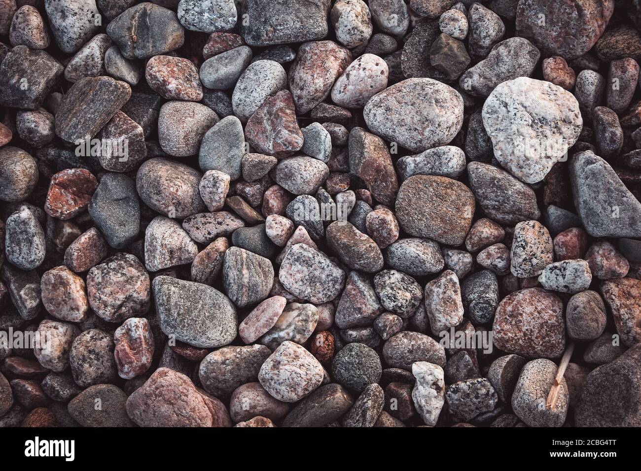 Textur mit bunten Steinen am felsigen Strand Stockfoto