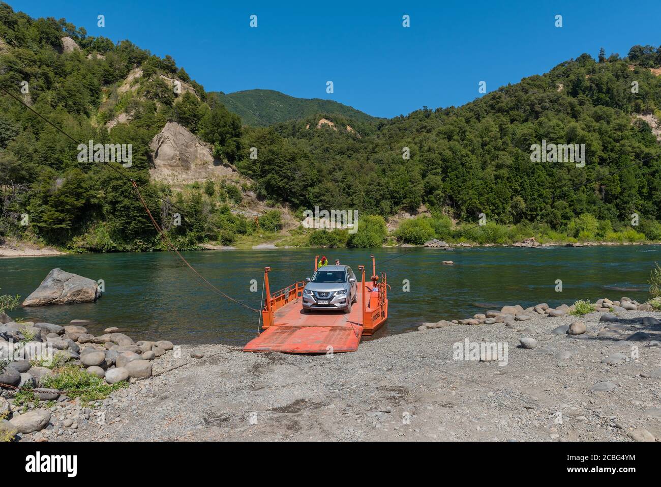 Handbetriebene Autofähre auf dem Bio-Fluss bei Loncopangue, Chile Stockfoto