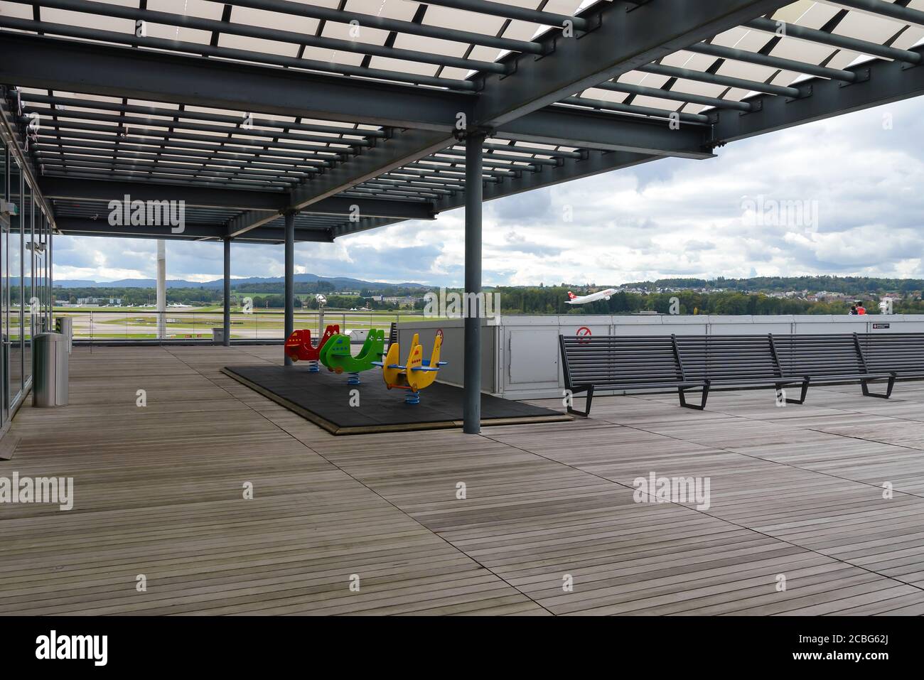 Aussichtsplattform des Flughafens Zürich Kloten auf dem Terminal E. Freiluftbereich für die Flugbeobachtung während der Verbindung. Abflug der Swiss Airlines A320. Stockfoto