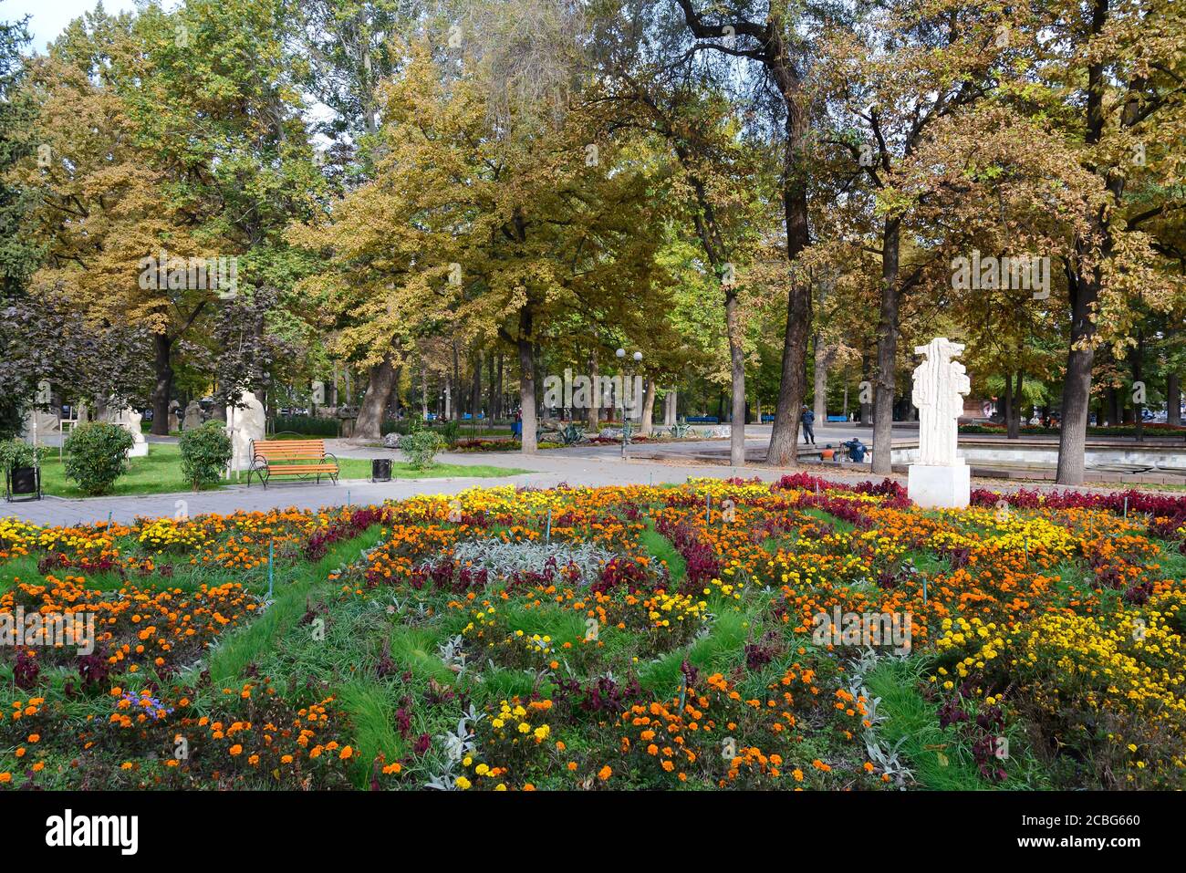 Der Dubovyi Park (Bischkek Oak Park) befindet sich in Bischkek, Kirgisistan. Zentraler und ältester Park in Bischkek mit bunten Blumen. Mehrere Bäume. Stockfoto Der Dubovyi Park (Bischkek Oak Park) befindet sich in Bischkek, Kirgisistan. Zentraler und ältester Park in Bischkek mit bunten Blumen. Mehrere Bäume. Stockfoto