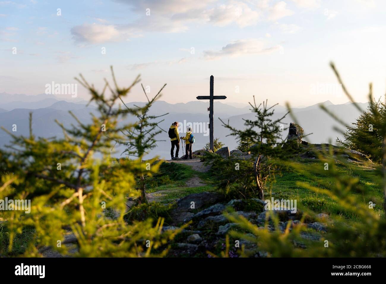 Granattor, Mutter und Sohn stehen am Gipfelkreuz, Lammersdorf, Nockberge, Kärnten, Österreich Stockfoto