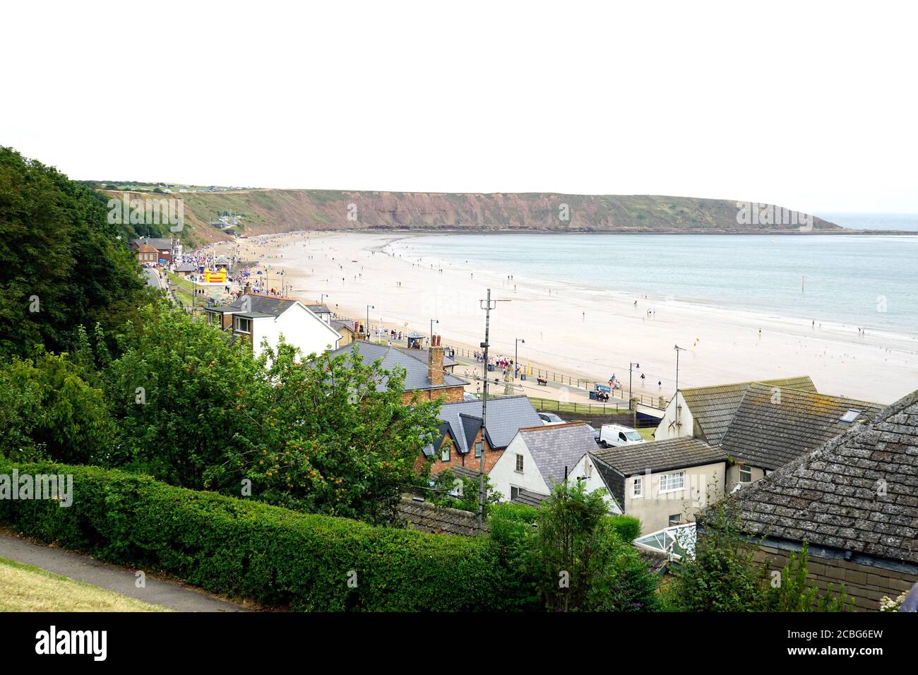 Filey, Yorkshire, Großbritannien. 08. August 2020. Urlauber genießen die Promenade und den Strand von den Crescent Gärten in Filey in Yorkshire, Großbritannien. Stockfoto