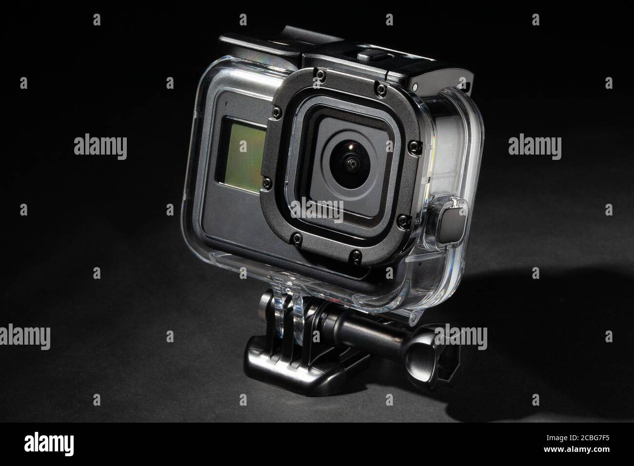 Action-Kamera im Tauchgehäuse isoliert auf schwarzem Hintergrund Stockfoto