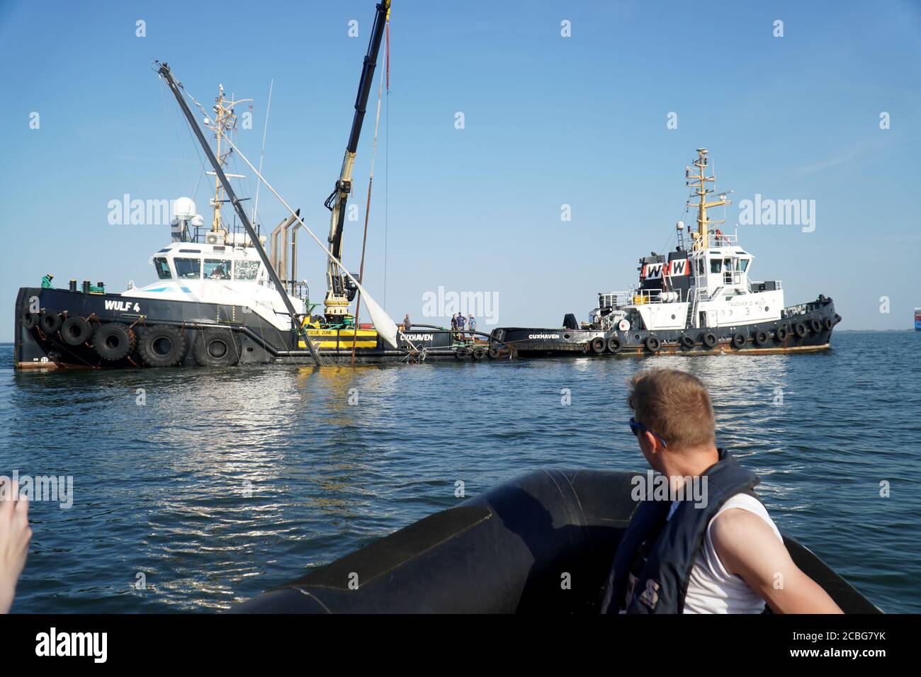 Cuxhaven, Deutschland. August 2020. Schlepper Bergen die Yacht Sharki vor Cuxhaven. Die ehemalige Americas Cup Gewinneryacht kollidierte mit einer Fairwayboje und sank gestern Abend 12.08.2020. Quelle: Patrik Stollarz/dpa/Alamy Live News Stockfoto