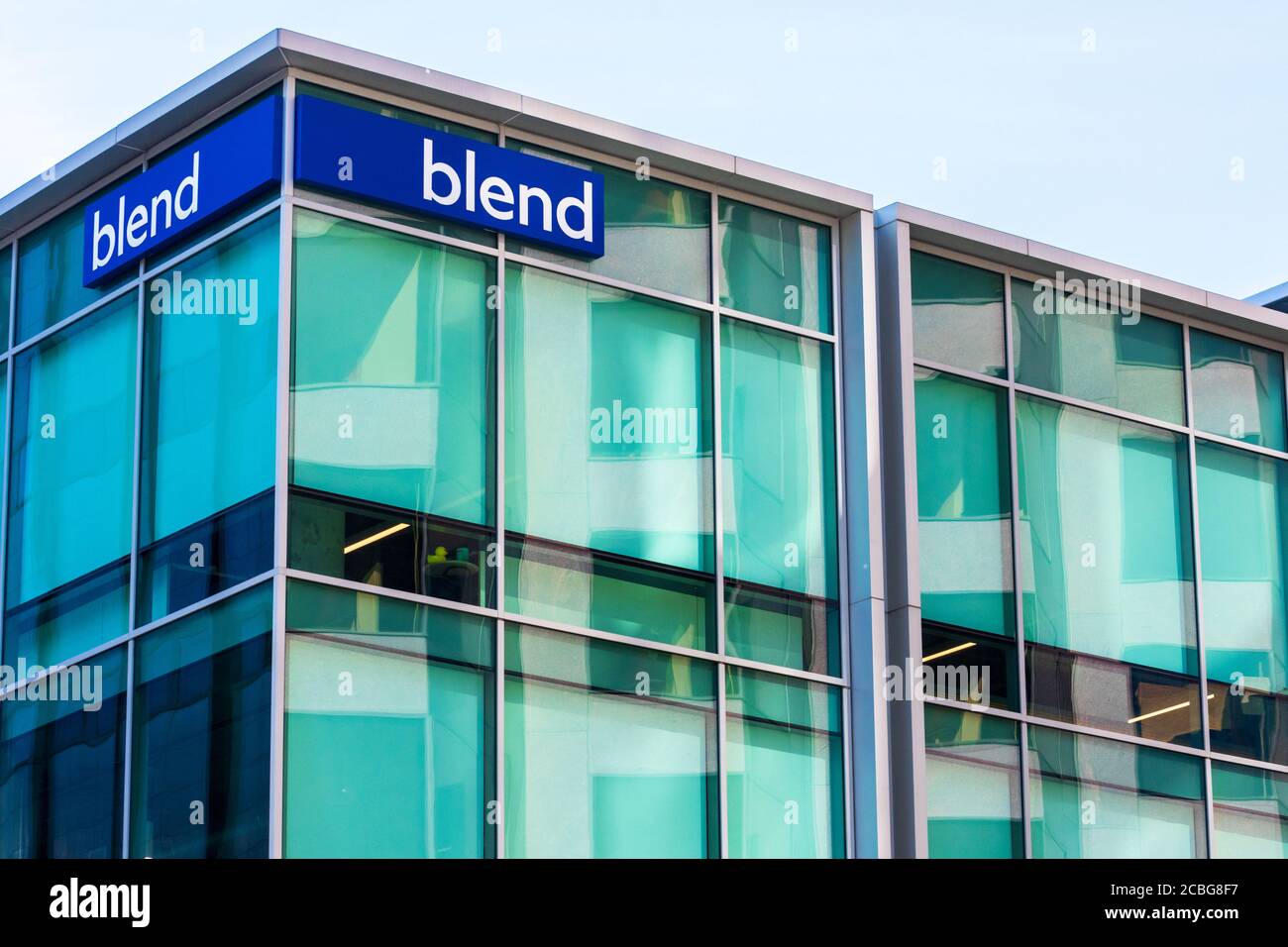 Blend Logo auf HQ Fassade. Blend ist ein Technologieunternehmen im Silicon Valley, das das Kreditsystem für Privatkunden transformiert - San Francisco, Kalifornien, USA - 2 Stockfoto