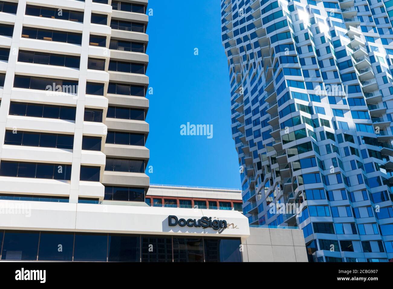 DocuSign Zeichen und Logo auf der Fassade des Unternehmens Hauptsitz Gebäude. Mit DocuSign, Inc. Können Unternehmen elektronische Verträge verwalten. - San Francisco Stockfoto