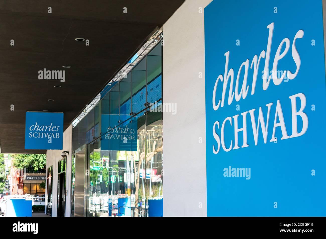 Charles Schwab unterzeichnen auf Hauptquartier.Charles Schwab Corporation ist eine amerikanische Bank und Aktienmaklerfirma - San Francisco, Kalifornien, USA - 2020 Stockfoto