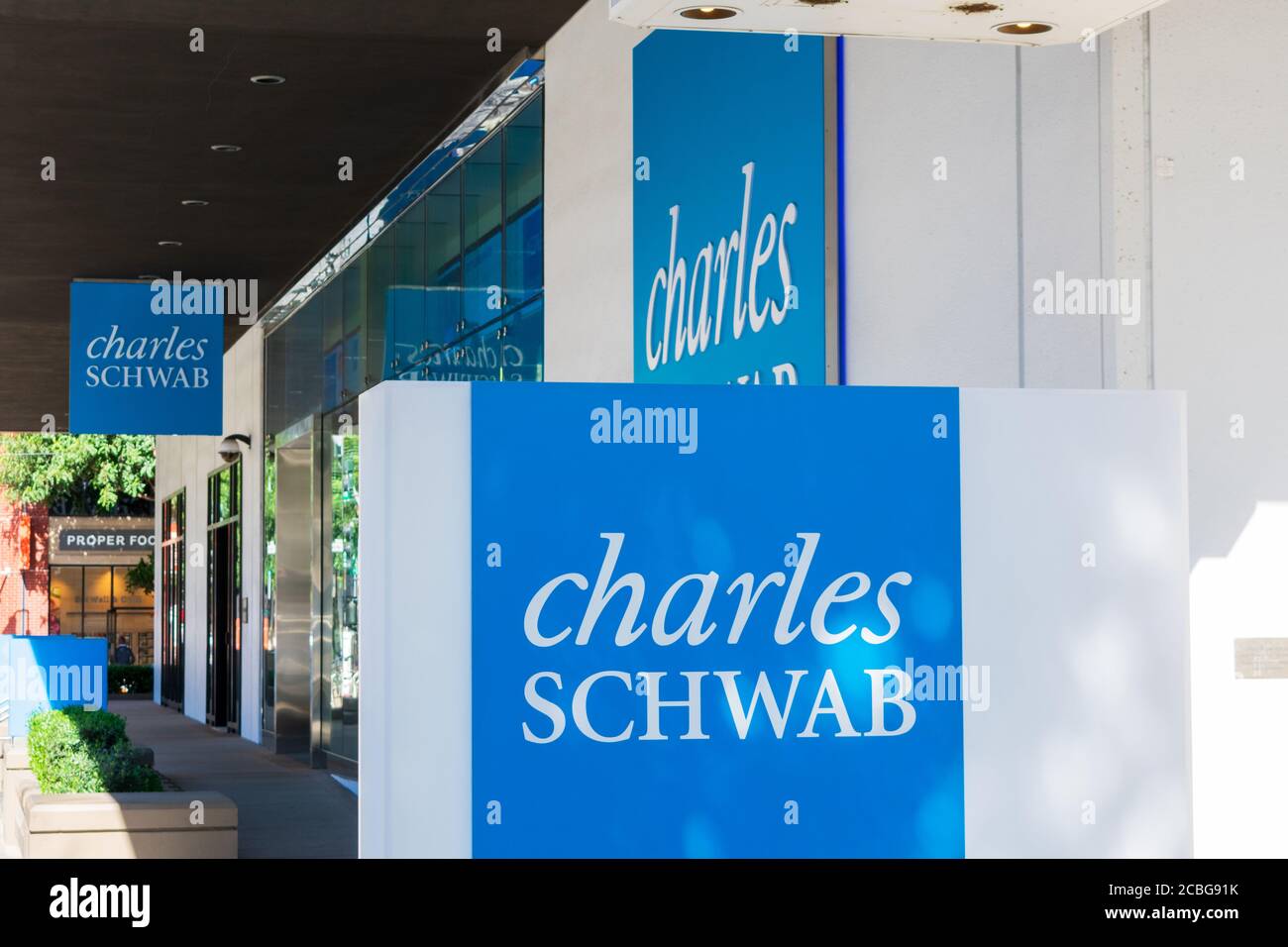 Charles Schwab unterzeichnen auf Hauptquartier.Charles Schwab Corporation ist eine amerikanische Bank und Aktienmaklerfirma - San Francisco, Kalifornien, USA - 2020 Stockfoto