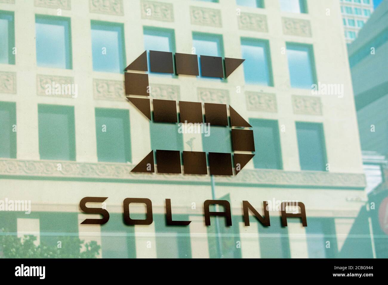 S-Logo auf der Außenseite von Solana HQ. Das Unternehmen baut ein schnelles, sicheres und skalierbares Blockchain-Netzwerk für verteilte Anwendungen, Marktplätze und Unternehmensanwendungen auf Stockfoto