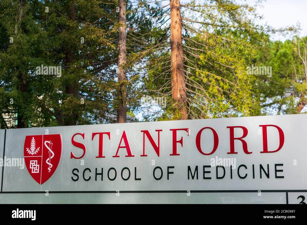 Stanford School of Medicine Schild am Eingang zum medizinischen Campus Gebäude im Silicon Valley - Palo Alto, California, USA - 2020 Stockfoto