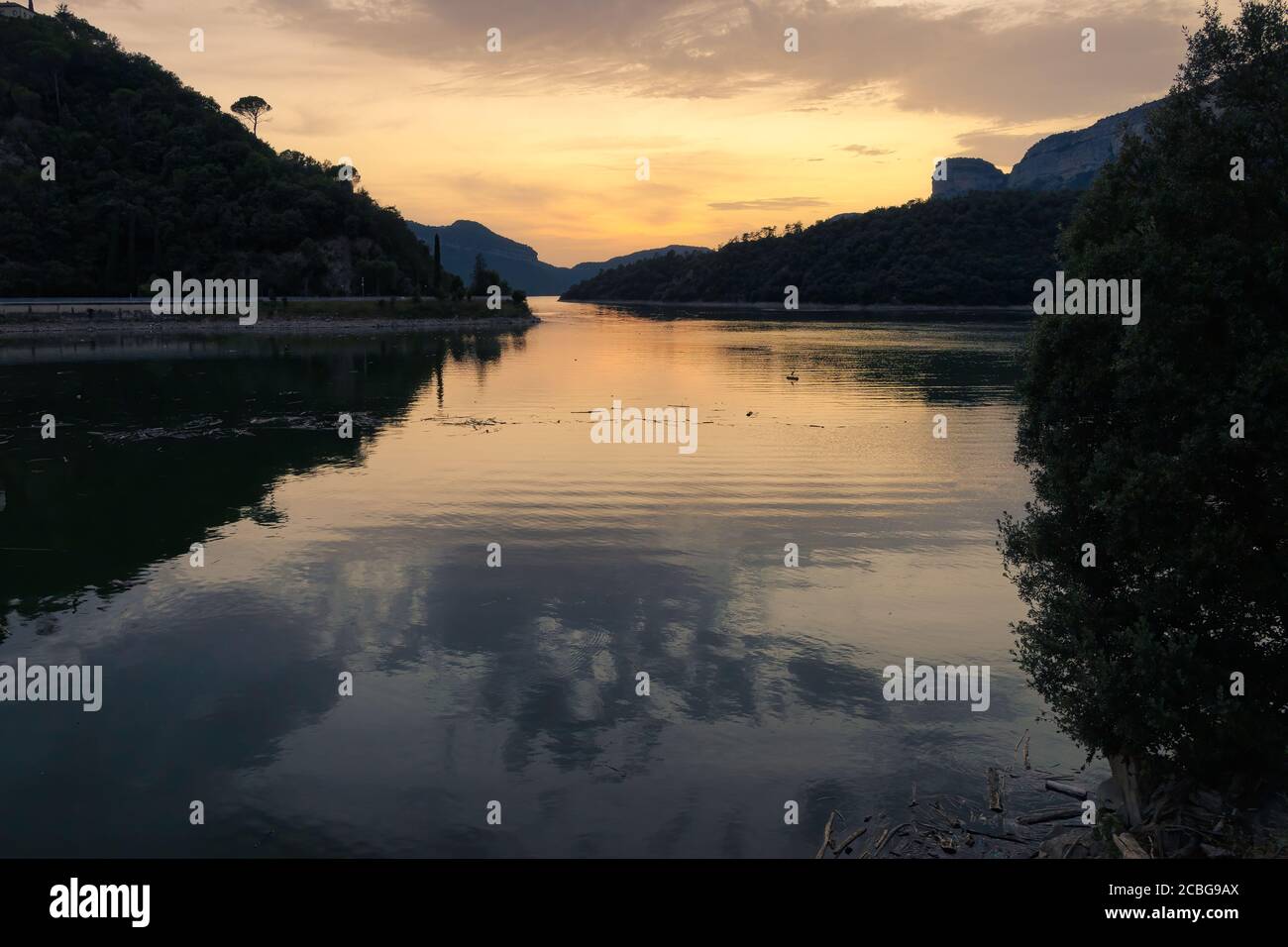 Blue Hour Blick vom Sau Stausee Damm, Katalonien, Spanien. Stockfoto