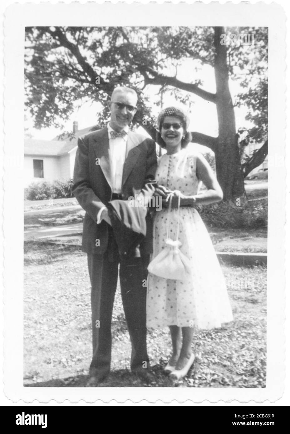 Junge verheiratete Paar posiert in ihrem Hof, 1950er Jahre Stockfoto