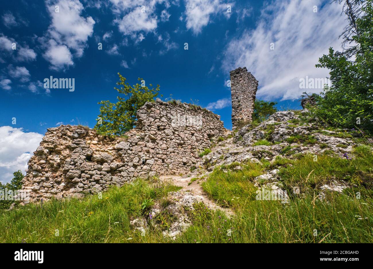 Burg Vrsatec (Vršatecký hrad), in der Nähe von Dorf Vršatské Podhradie und Stadt Pruske, Gebirge der Weißen Karpaten, Region Trencin, Slowakei Stockfoto