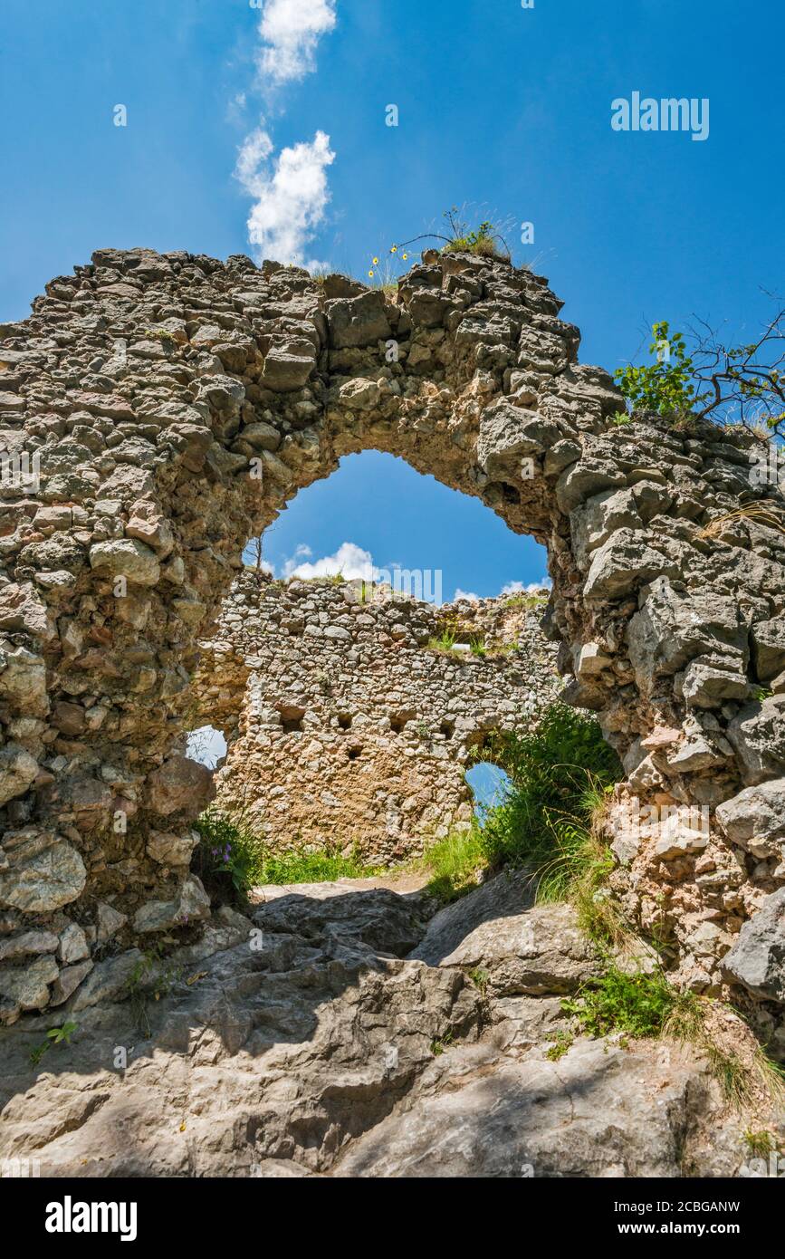 Burg Vrsatec (Vršatecký hrad), in der Nähe von Dorf Vršatské Podhradie und Stadt Pruske, Gebirge der Weißen Karpaten, Region Trencin, Slowakei Stockfoto