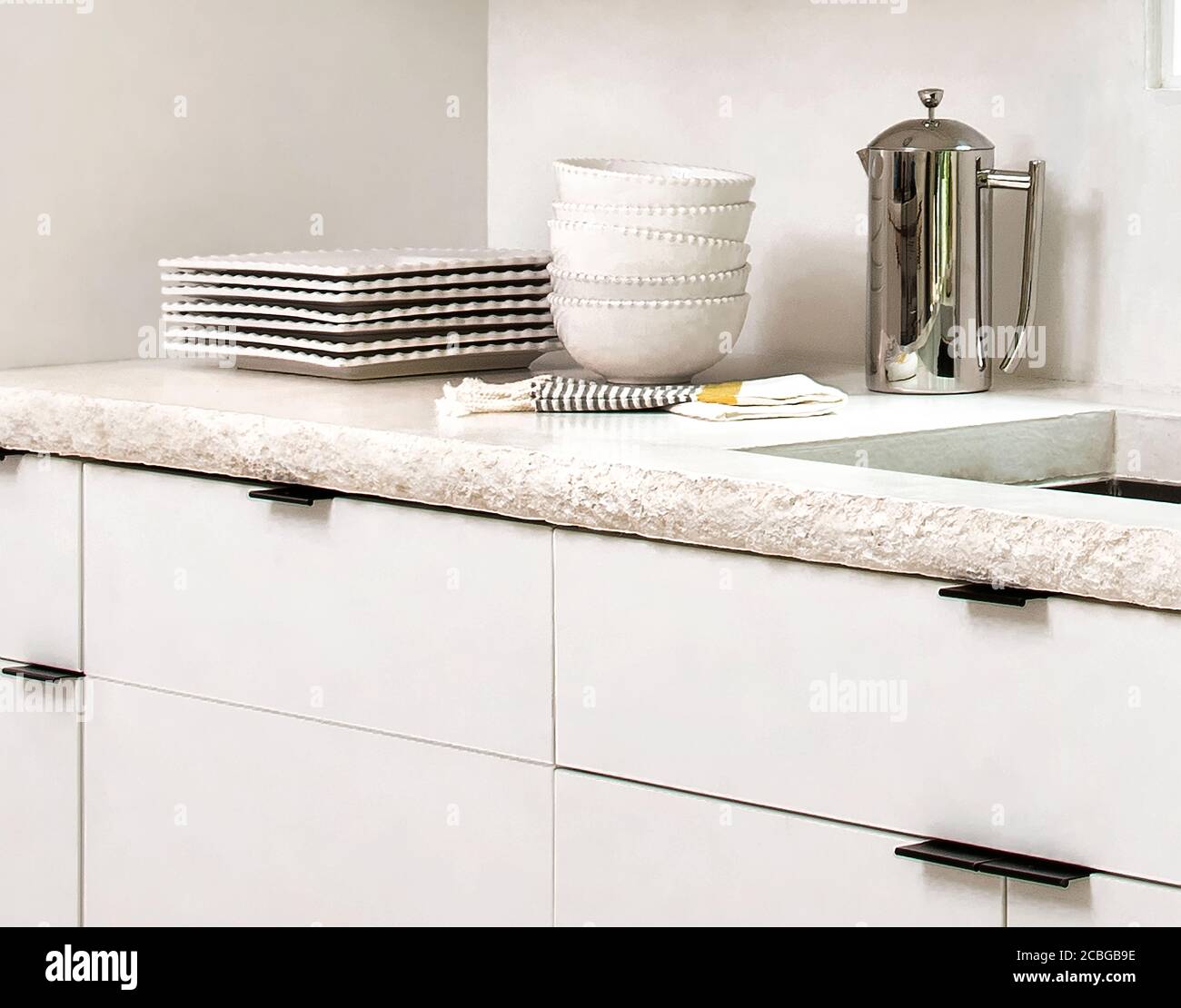 Moderne weiße Küche mit Betonplatte Stockfoto