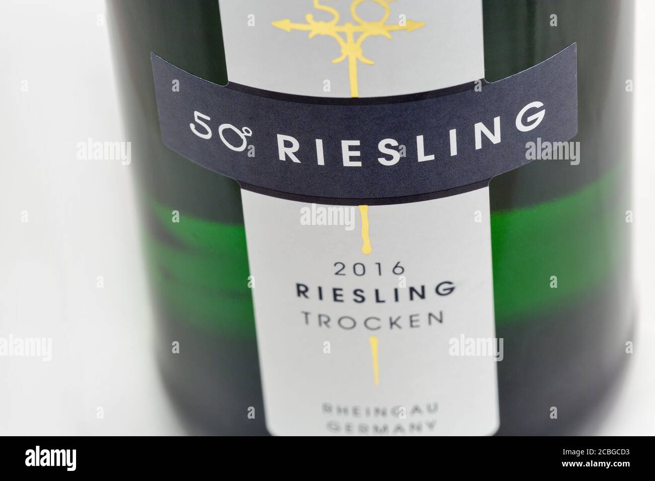 KIEW, UKRAINE - 11. NOVEMBER 2018: Deutsche 50 Riesling Flaschenetikett Nahaufnahme vor weißem Hintergrund. Der Rheingau ist einer der wichtigsten Weine Stockfoto