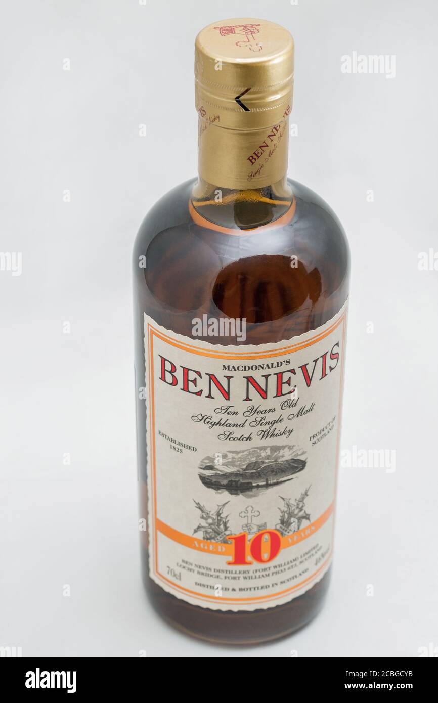 KIEW, UKRAINE - 21. SEPTEMBER 2019: Ben Nevis zehn Jahre alte Highland Single Malt Scotch Whisky Flasche vor weißem Hintergrund. Ben Nevis ist t Stockfoto