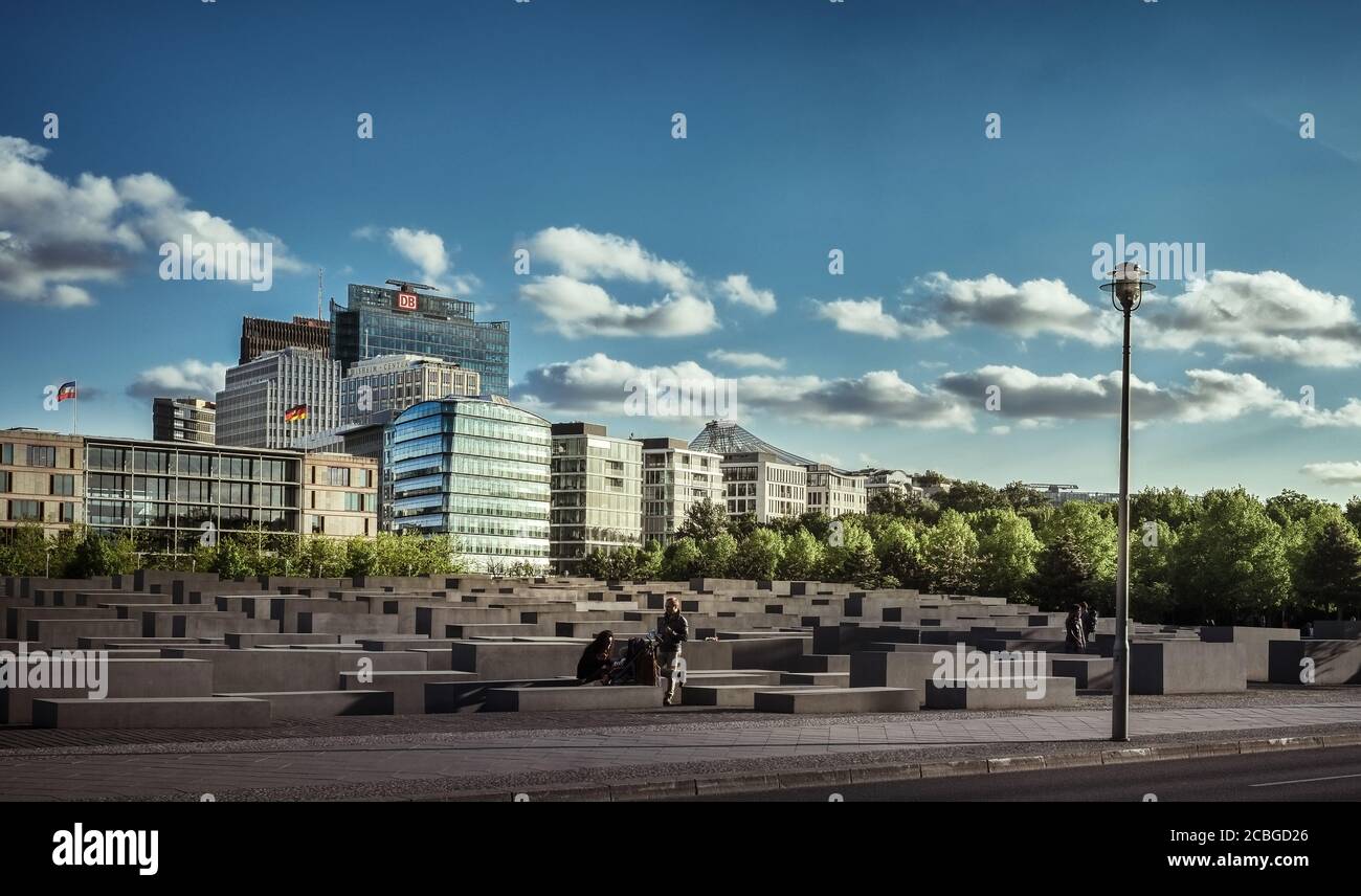 Denkmal für die ermordeten Juden mit Potsdamer Platz im Hintergrund - Berlin, Deutschland Stockfoto