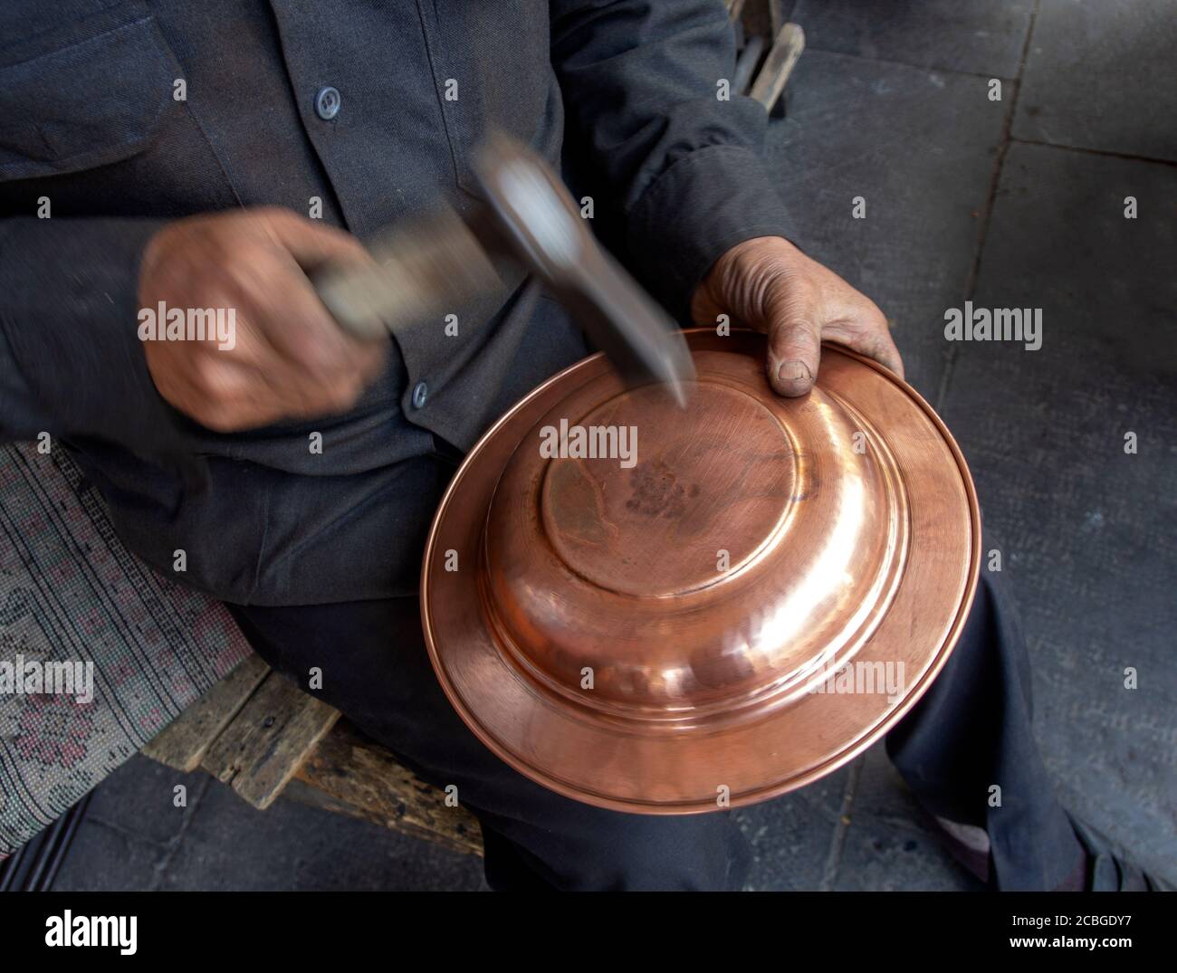 Kupfermeister, Hände Detail des Handwerkers bei der Arbeit - Gaziantep, Türkei Stockfoto