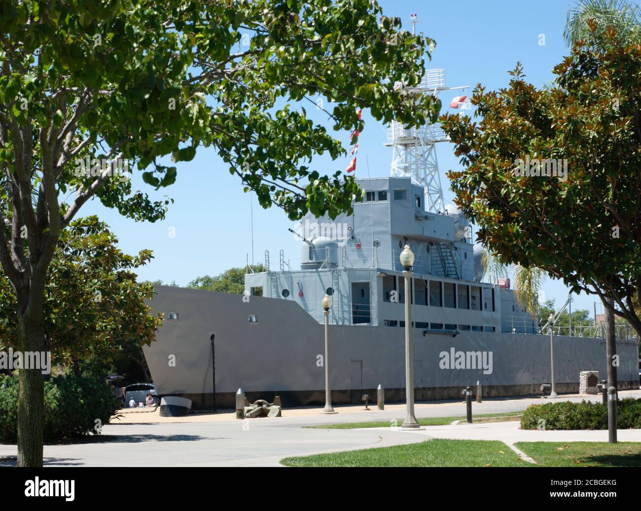 Dummy Marineausbildungsschiff landumschlossen in Zement. San Diego, Ca, USA. Historisches Wahrzeichen. In Betrieb Genommen 1949. Der Spitzname "The Neversail". Maßstabsgefertigte Größe. Stockfoto