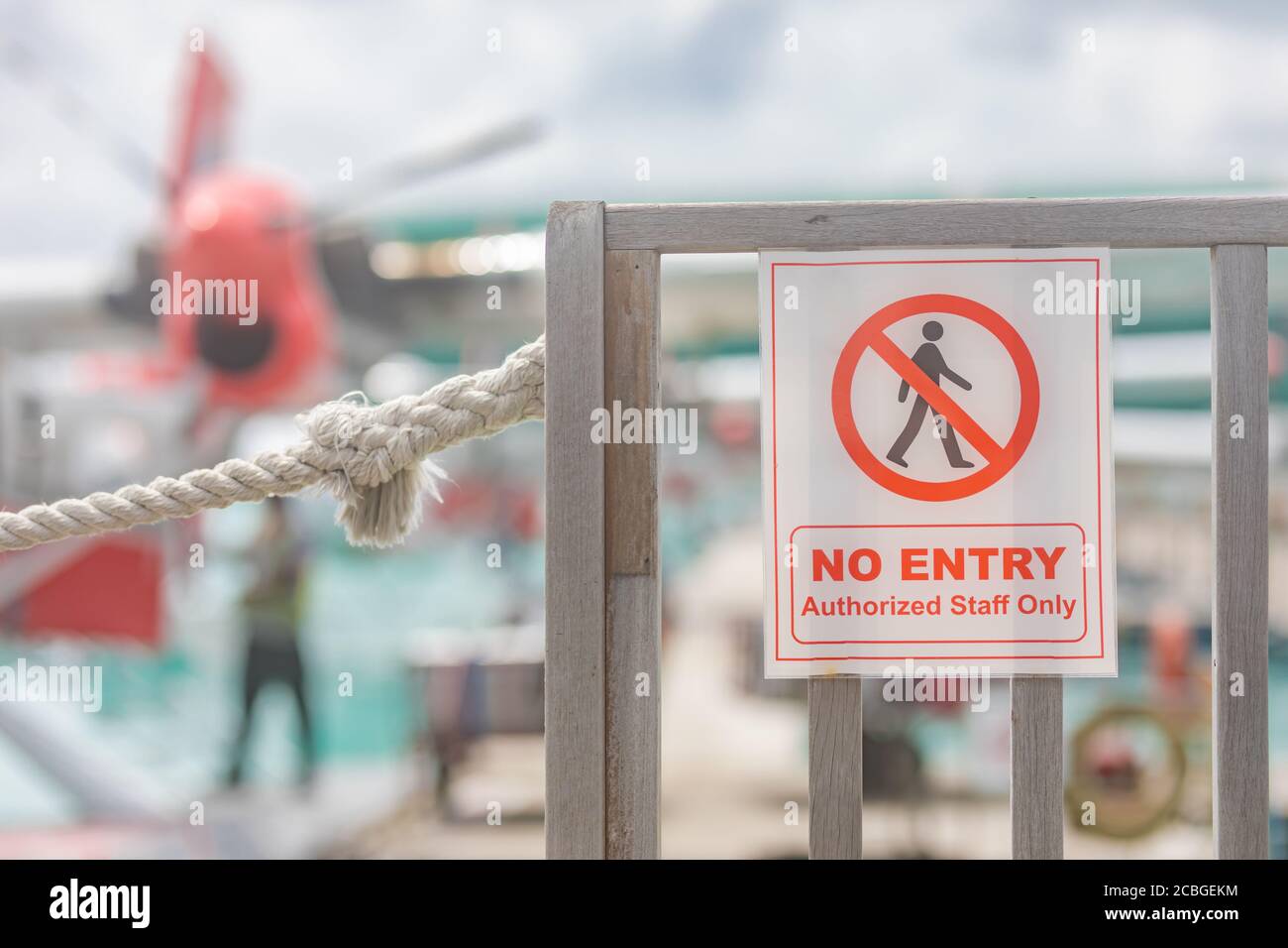 Kein Eintrittsschild - Gefahrenbereich im Flughafen, Seetaugrotor, nur autorisiertes Personal, eingeschränkter Bereich Stockfoto
