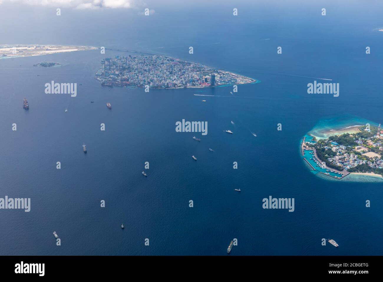Die Hauptstadt der Malediven vom Himmel aus. Luftaufnahme auf männlich die Hauptstadt der malediven. Überfüllte Insel im indischen Ozean blaues Meer Stockfoto
