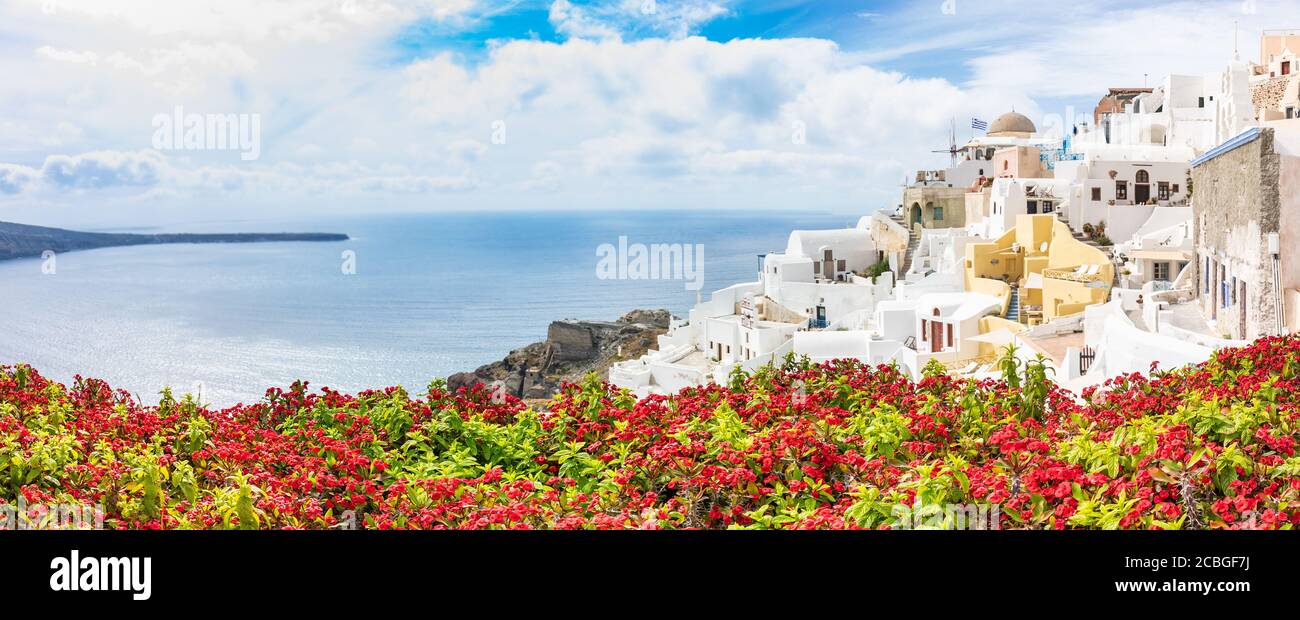 Eine schöne traditionelle Architektur von Häusern mit Blumen, Panorama-Landschaft Meerblick von Oia. Santorini Insel Griechenland. Luxus Reise Hintergrund Stockfoto